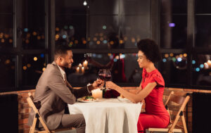 Ambiente de restaurante con copa de vino y experiencia gastronómica